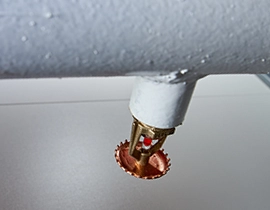 Tubería con un saliente de agua nebulizada.