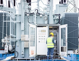 Instalaciones de alta tensión con operario trabajando.