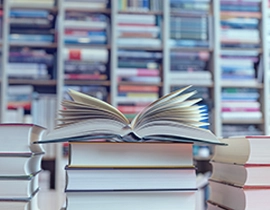 Librería con un libro abierto en el centro