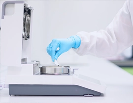 Aparato de laboratorio con un técnico haciendo una prueba 