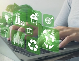 Manos al teclado de un ordenador con una imagen verde con símbolos medioambientales emergente.