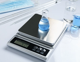 Laboratorio con un peso de un bote de cristal con líquido azul