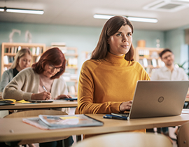 Aula con alumnos jóvenes atendiendo una clase