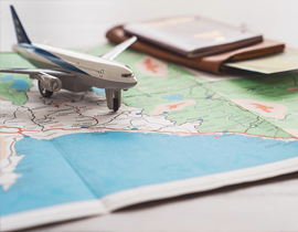Avión de juguete sobre un mapa abierto en una mesa