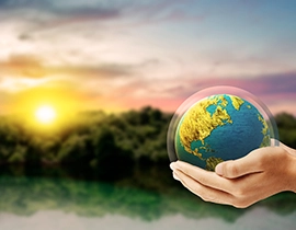 Una bola del mundo con el fondo verde amaneciendo