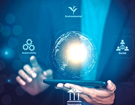 Persona con una tablet en la mano con una imagen el mundo e iconos relacionados con la gobernanza