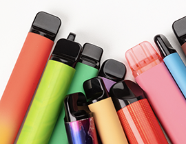 Varios vapeadores de diferentes tamaños y colores