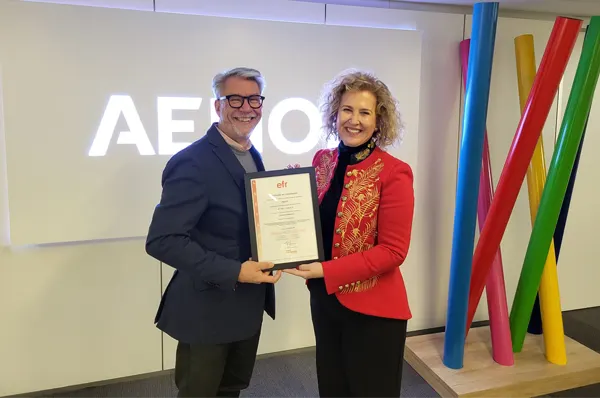 En la fotografía, Roberto Martínez, Director de la iniciativa efr de Fundación MásFamilia, junto a Susana Pedrero, directora corporativa de Personas y Organización de AENOR